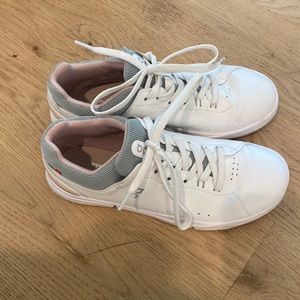 On Cloud The Roger Grey and pink shoes